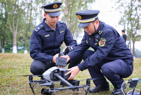 海口市城管利用无人机喊话劝离垂钓市民(图3) 海口市城管利用无人机喊话劝离垂钓市民(图3)